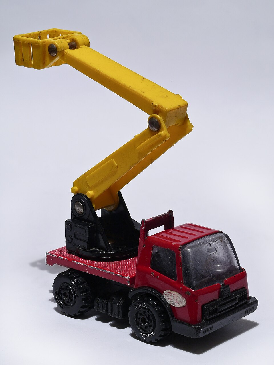Real Tonka cherry picker with a yellow basket, two-section arm, pivot joints, and rotating black base